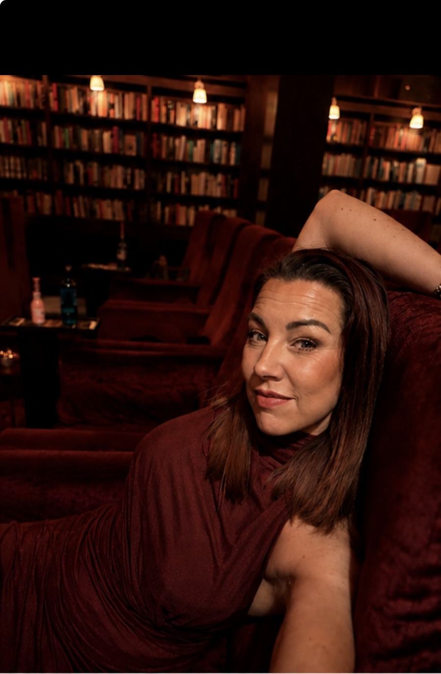 Corinna Moldenhauer in einer Bibliothek mit warmem Licht