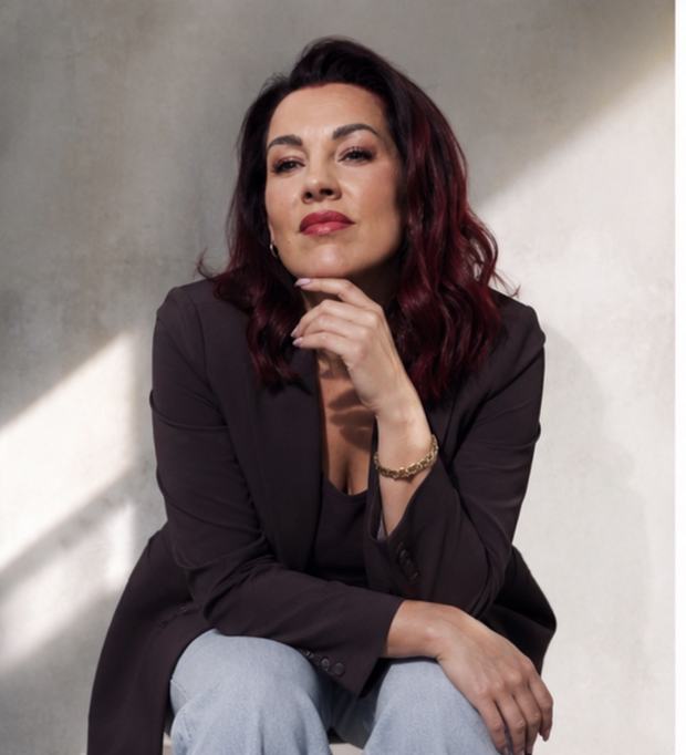Corinna Moldenhauer im Blazer, warmes Tageslicht